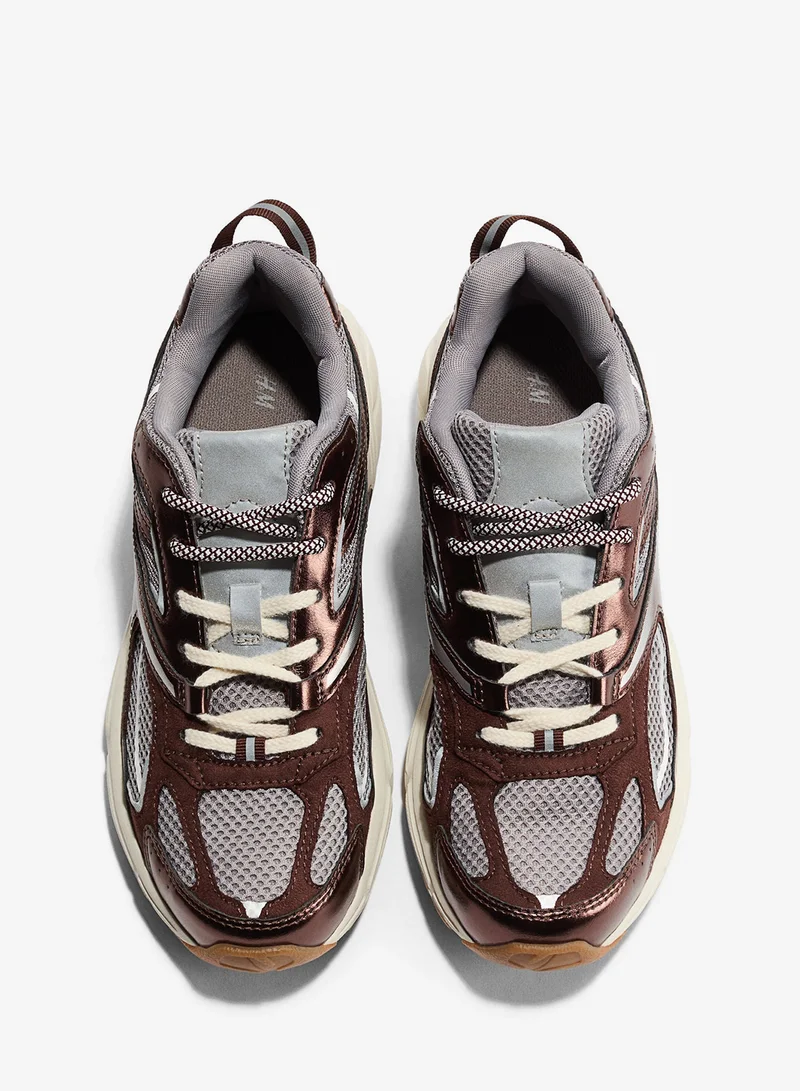 اتش اند ام حذاء رياضي بتصميم مكتنز